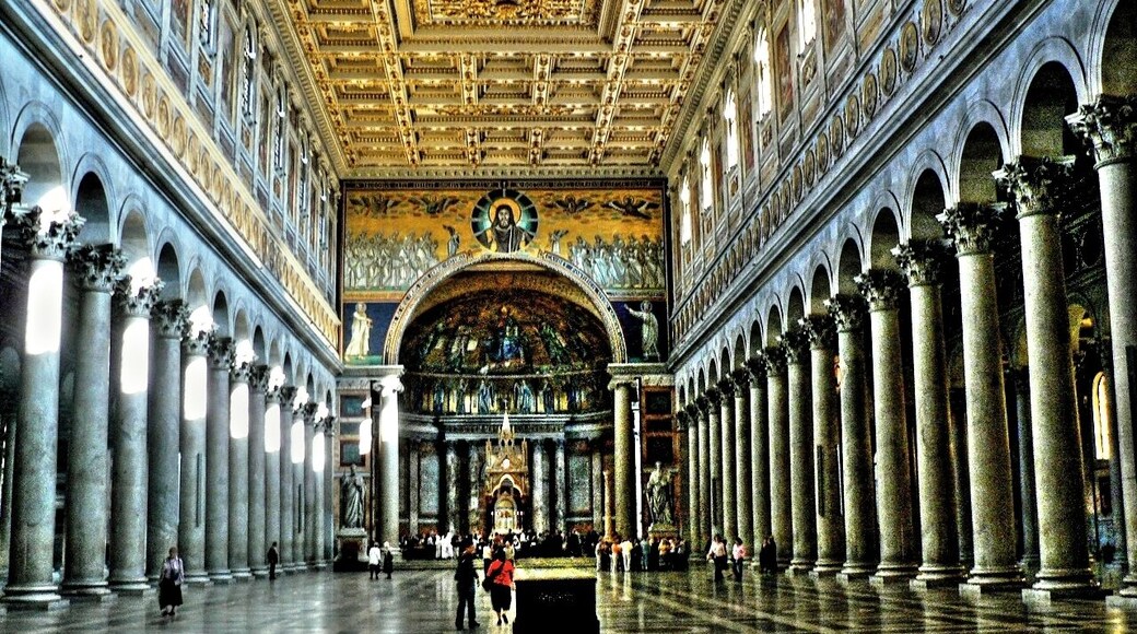 Bei der Basilika handelt es sich um eine der vier Papst Basiliken Roms. Sie gehört zum exterritorialen Besitz des Heiligen Stuhl und ist eine der sieben Pilgerkirchen Roms. Der erste Bau stammt von Kaiser Konstantin aus dem Jahre 324. In der Folgezeit wurde die Kirche, die über dem vermeintlichen Grab des Apostel Paulus stehen soll, ständig vergrößert und ausgebaut. Seit dem 7 Jhd befindet sich in Skt Paul eine Benediktinerabtei. Über den Säulen des Langschiffes befinden sich 265 Medaillons mit dem Konterfei aller Päpste. Zusätzliche Information:
Der Anfang dieses Jahrtausend gefunden 2,4 m lange Sarkophag wurde mit einer endoskopischen Sonde untersucht. Man fand Stoffrest und menschliche Knochen aus dem ersten oder zweiten Jhd n. Chr. Bei dem Stoff habe er sich um purpurnes Leinen mit Goldauflage und blauen Fetzen gehandelt. Die Wahrscheinlichkeit, dass es sich wirklich um den 67 hingerichtete Märtyrer handelt, ist also sehr hoch. (Quelle www.theology.de) The Basilica is one of the four basilicas of the Pope in Rome. It belongs to the extraterritorial possession of the Holy See and is one of the seven pilgrim churches of Rome. The first building was built by the Emperor Constantine in the year 324th. In the following period, the church, which is supposed to be above the grave of the apostle Paul, constantly increased and expanded. Since the 7th century a Benedictine abbey is located in Skt Paul. Above the columns of the nave are 265 medallions with a picture of all the popes. Heribert Pohl