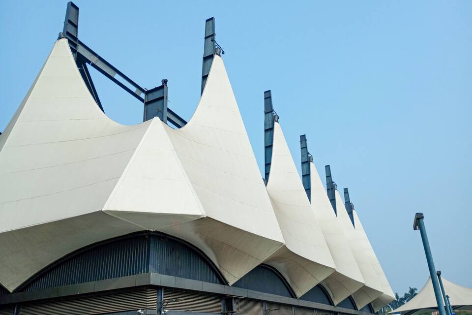 Een moderne architecturale constructie met meerdere puntige toppen en een gebogen basis.