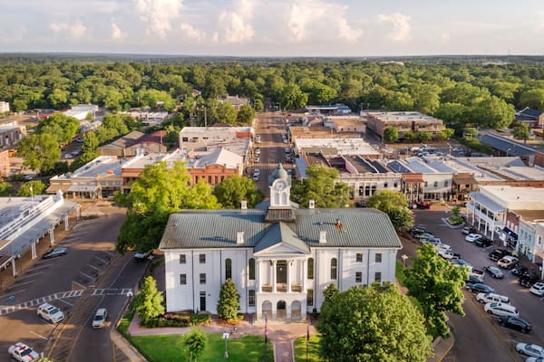 Oxford Miss for Southern Lady Magazine.Southern Literary Trail travel feature. ...Downtown square in Oxford Miss. Square Books, the Courthouse and Neilson's Department store.