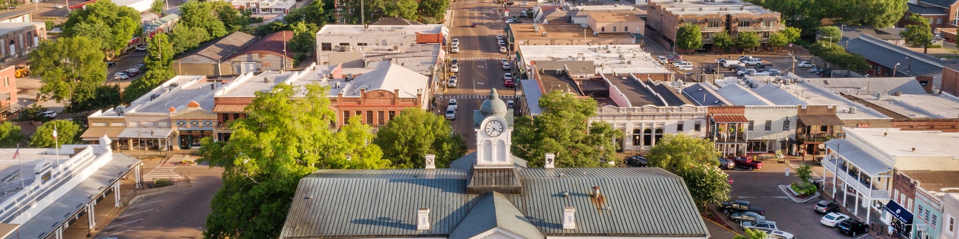 Oxford Miss for Southern Lady Magazine.Southern Literary Trail travel feature. ...Downtown square in Oxford Miss. Square Books, the Courthouse and Neilson's Department store.