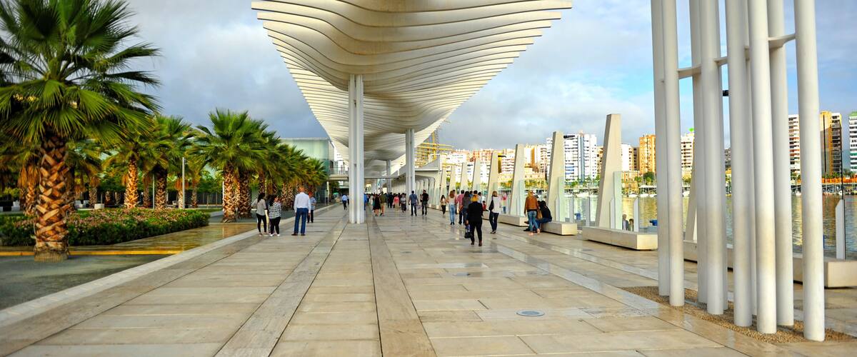 Paseo del Muelle Uno en el puerto de Málaga, capital de la Costa del Sol. Andalucía, España. Icono de la Málaga moderna.