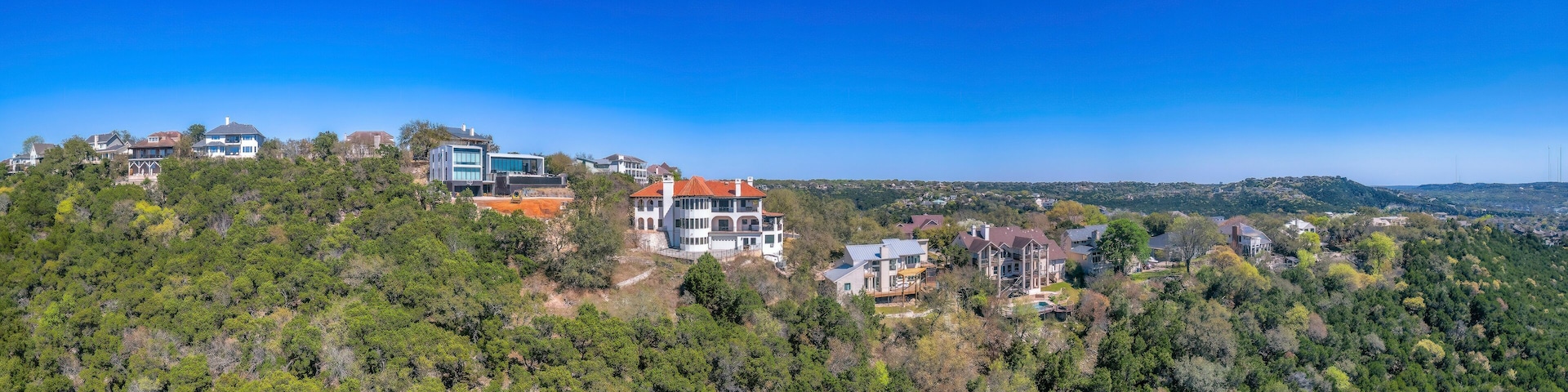 Mansions and villas on top of a mountain at Austin, Texas