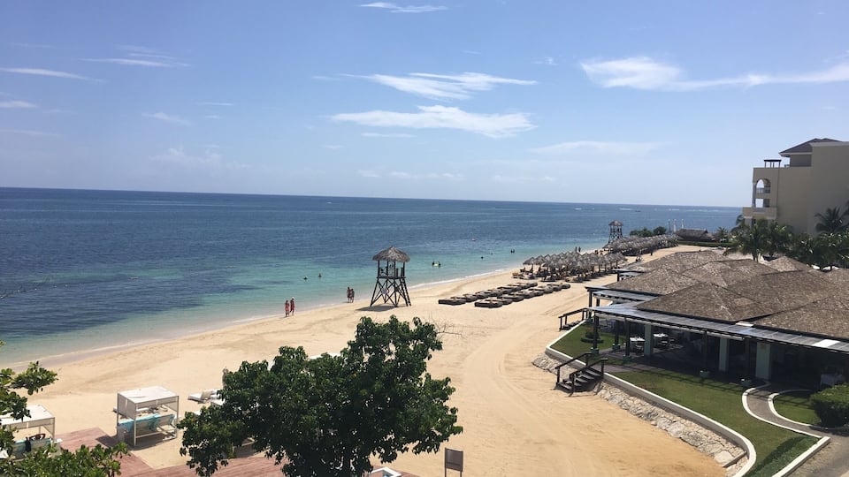 Great hotel. Just the right size-smaller than the Riviera Maya Grand. Fun entertainment staff and vibe. Beautiful beach. Can't wait to go back!