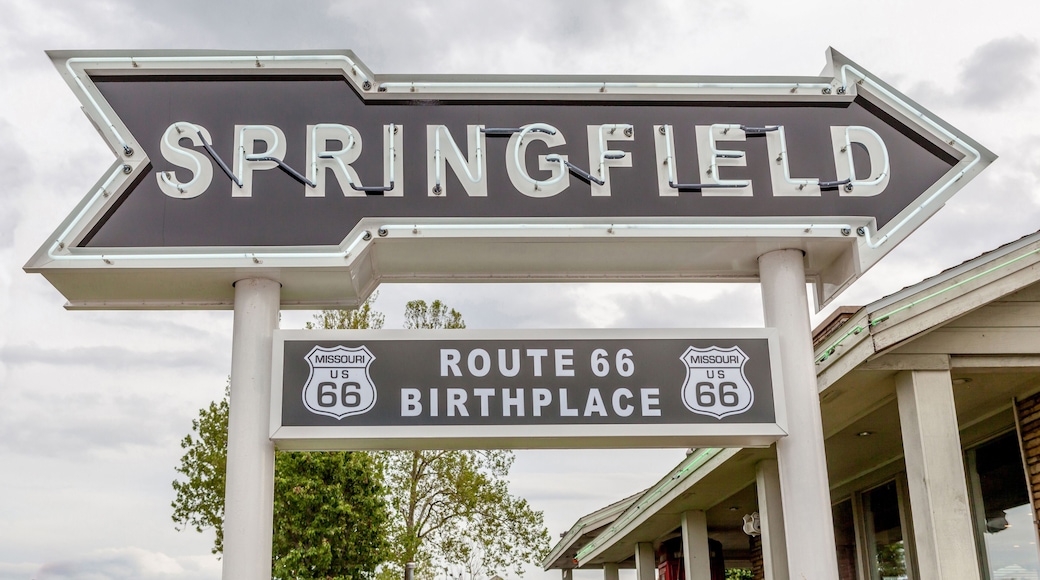 Springfield road arrow sign in best western route 66 rail haven.