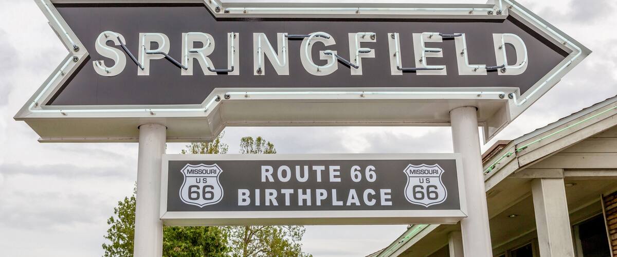 Springfield road arrow sign in best western route 66 rail haven.