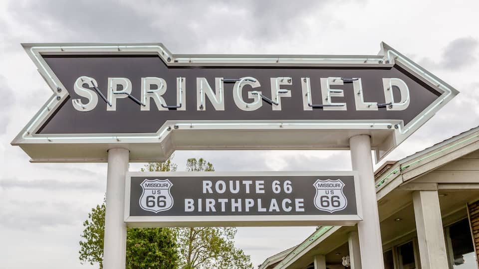 Springfield road arrow sign in best western route 66 rail haven.