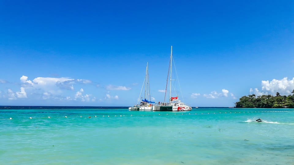 Strand in Ocho Rios bei den Dunns River falls / Karibik Jamaika