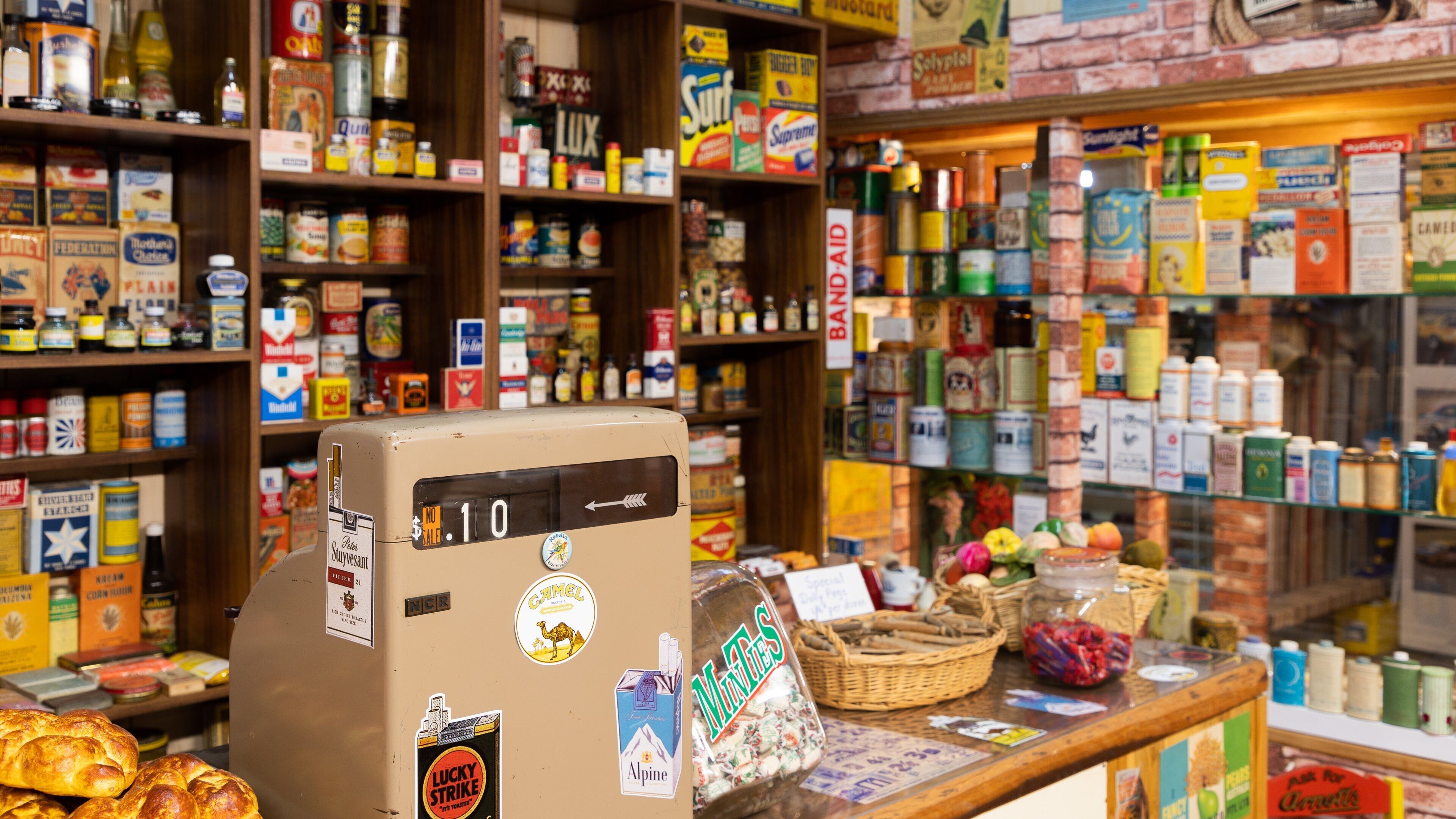 Bob\'s Shed which includes shopping and interior views