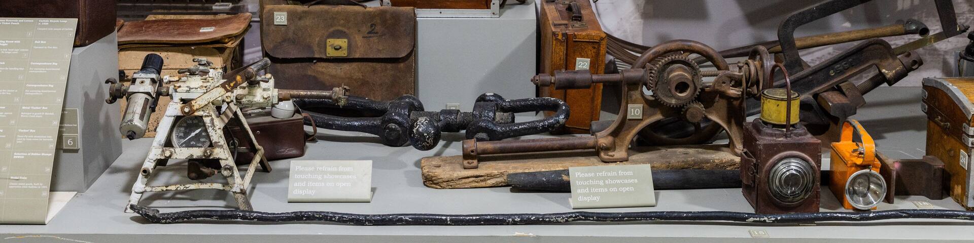 Una exhibición de objetos históricos de ferrocarril en el Museo Rail Journeys en Werris Creek.