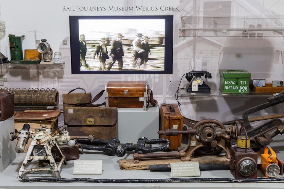 En udstilling af historiske jernbaneeffekter på Rail Journeys Museum i Werris Creek.