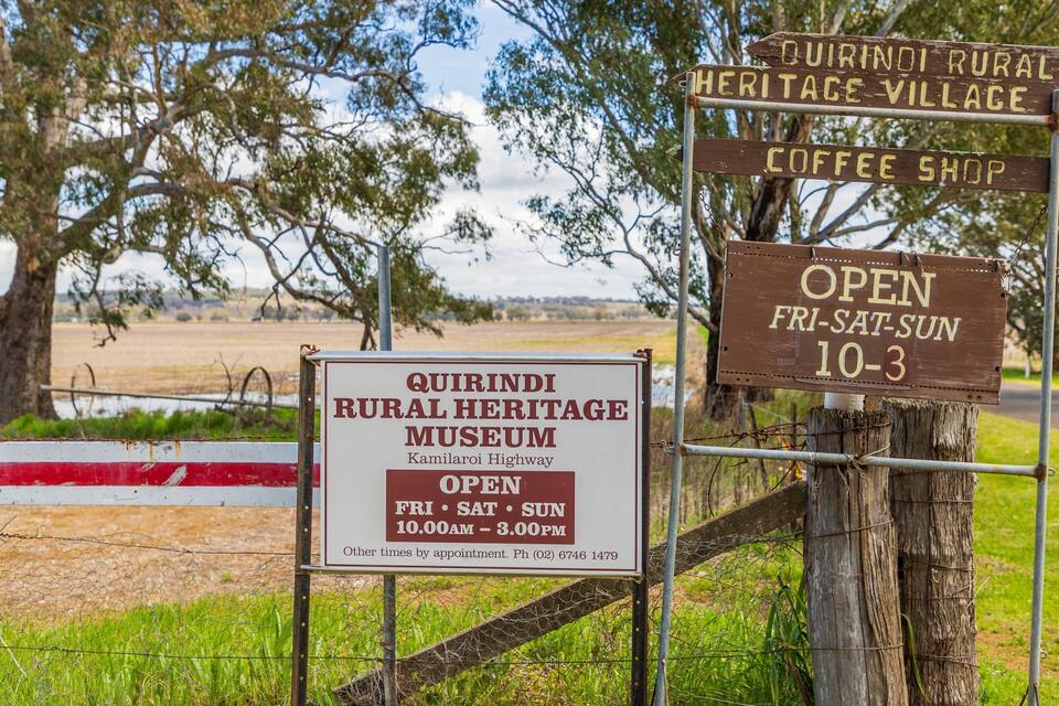 Skyltar för Quirindi Rural Heritage Museum och ett kafé.