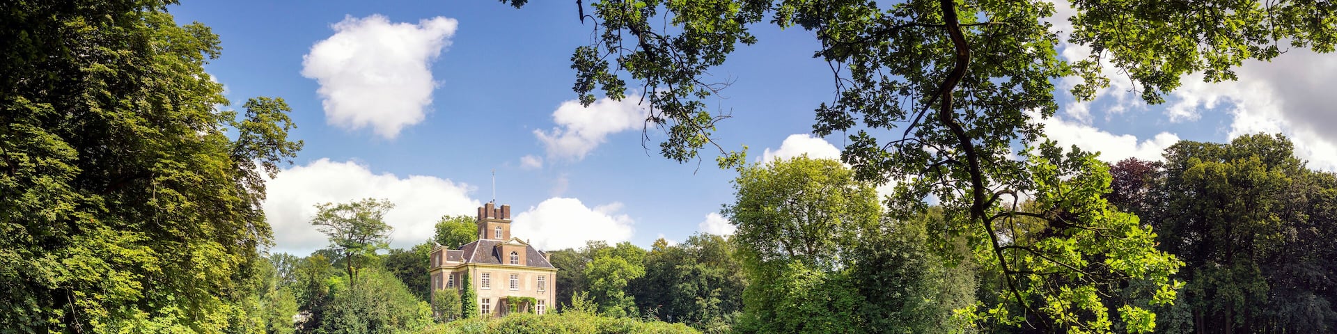 Oldenaller castle seen from the surrounding park