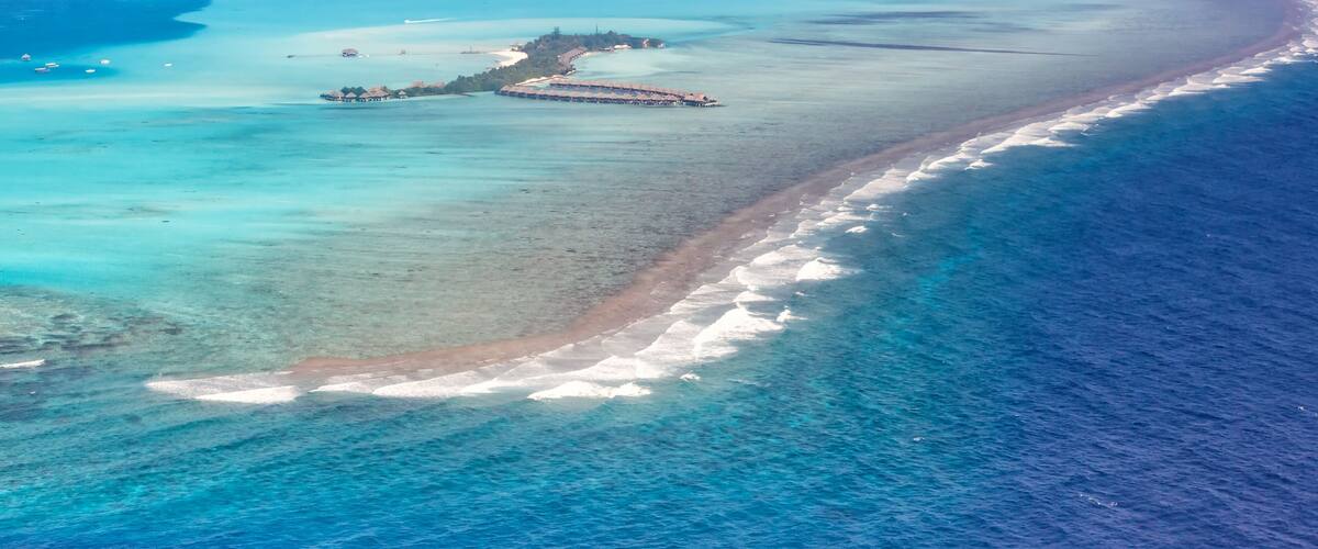 Malediven Insel Urlaub Paradies Meer Atoll Lagune Luftbild