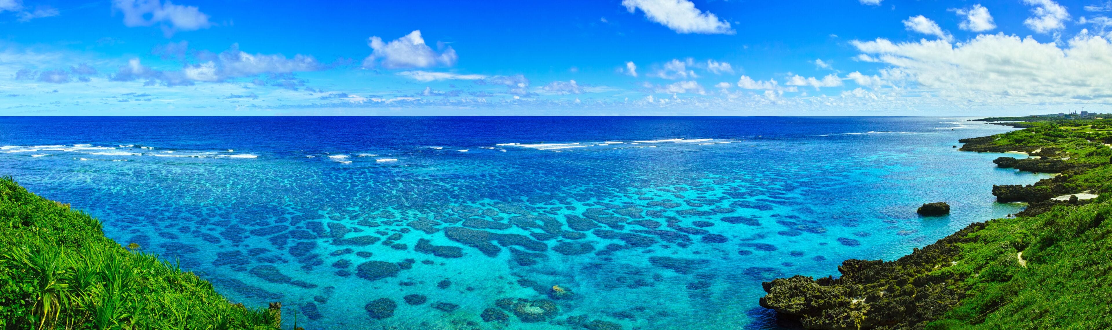 真夏の宮古島。イムギャーマリンガーデンからみる珊瑚礁の海（パノラマ）
