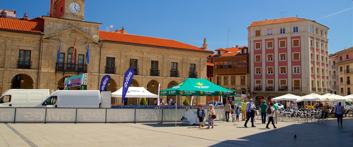 Plaza de Espana featuring heritage elements, a city and street scenes