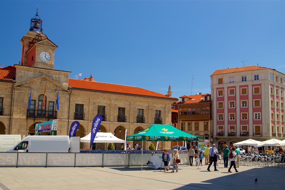 Une place historique, ornée d’une tour de l’horloge, d’un marché couvert et de bâtiments traditionnels.