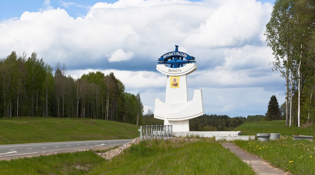 Stela at the entrance to the Arkhangelsk region on the highway M 8