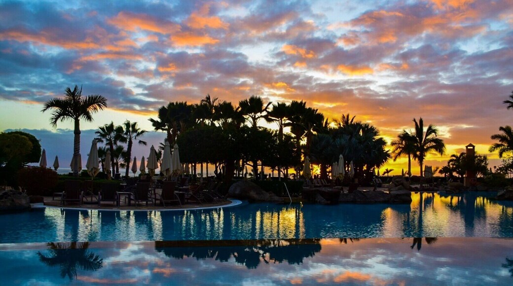 Epic sunset in Tenerife! Reflections on reflections #canaryislands #island #life #sunset #reflections #skyporn #palmtrees #ocean #tenerife #spain #europe #sky