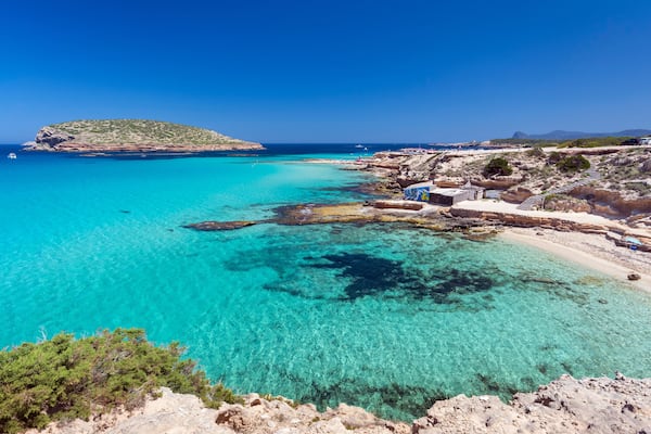 Ibiza - Cala Comte, Blick auf die Cala Escondida und über das Meer zur Cala Comte mit der Insel Illa des Bosc