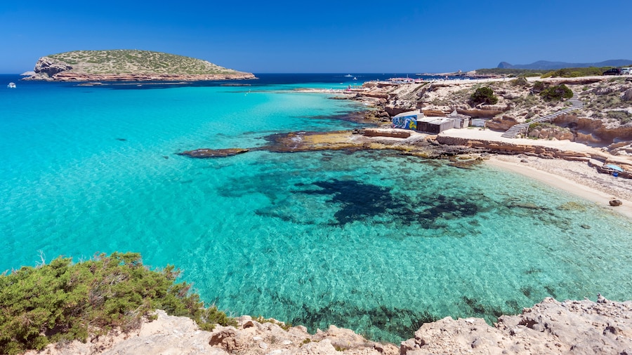 Ibiza - Cala Comte, Blick auf die Cala Escondida und über das Meer zur Cala Comte mit der Insel Illa des Bosc