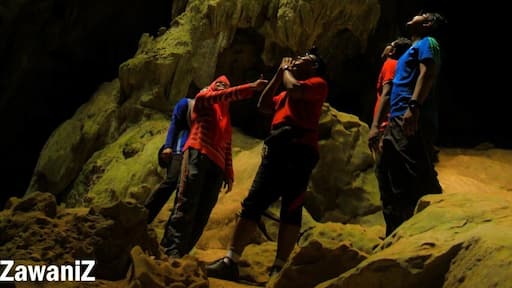 Caving at gua pagar, gua gelap and gua keris in Dabong, Kelantan. Mild to moderate extreme level. Been to few caves in Malaysia but couldn't stop mesmerizing the uniqueness of the stone formations. Wish i could meet batman! Yikes.