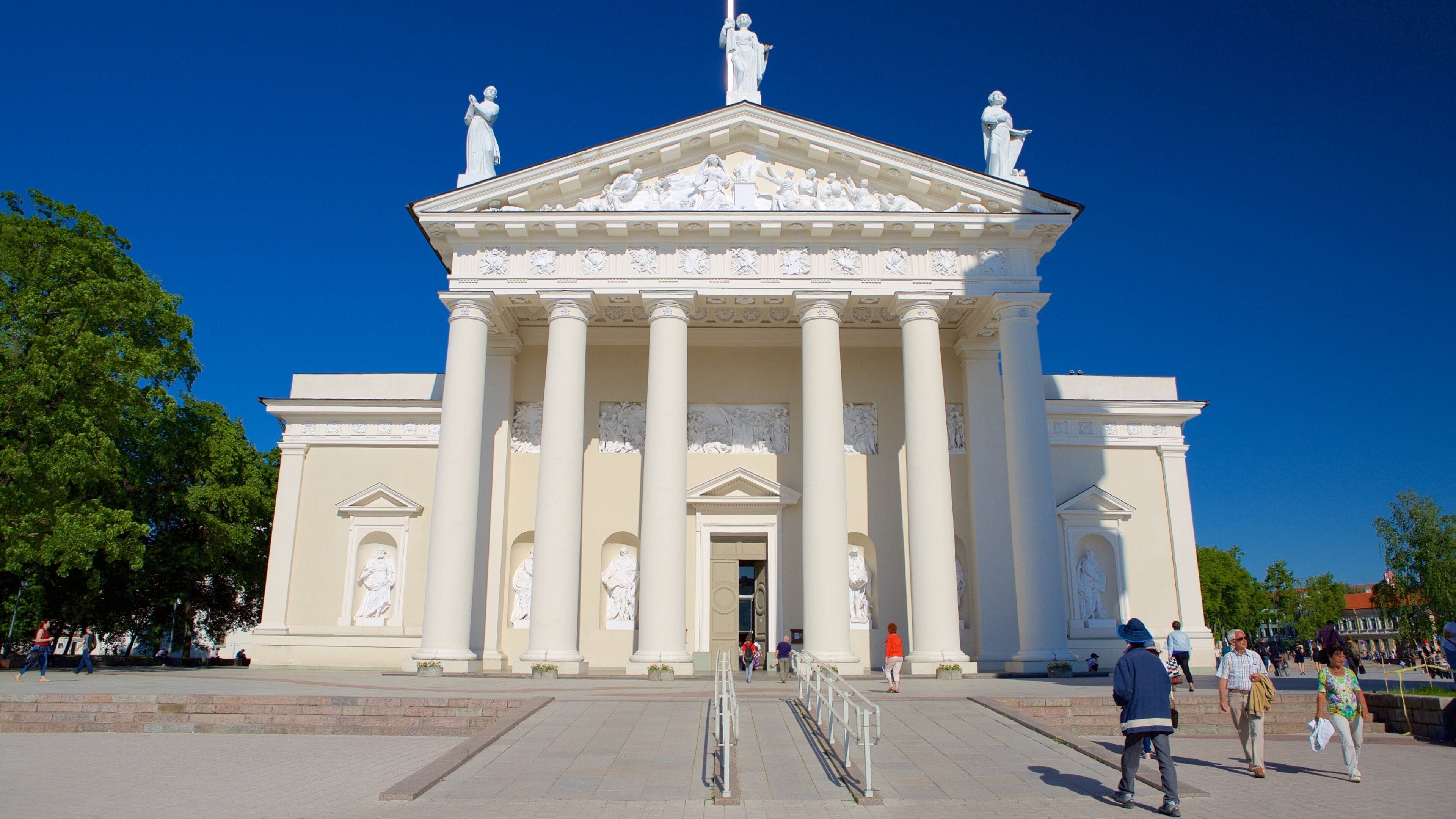 Vilna mostrando un edificio administrativo