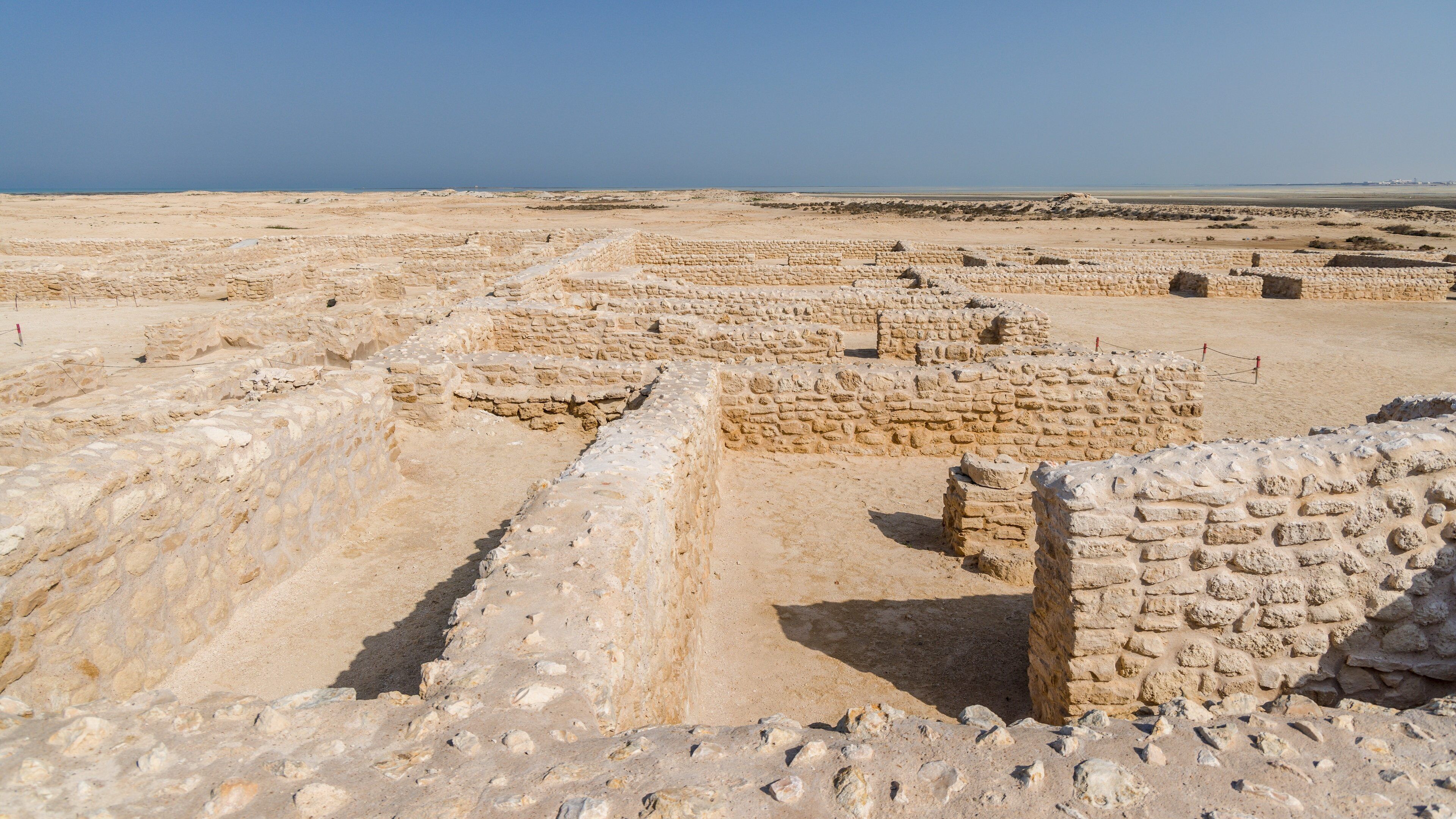 De vieilles ruines de pierre sous un ciel dégagé.