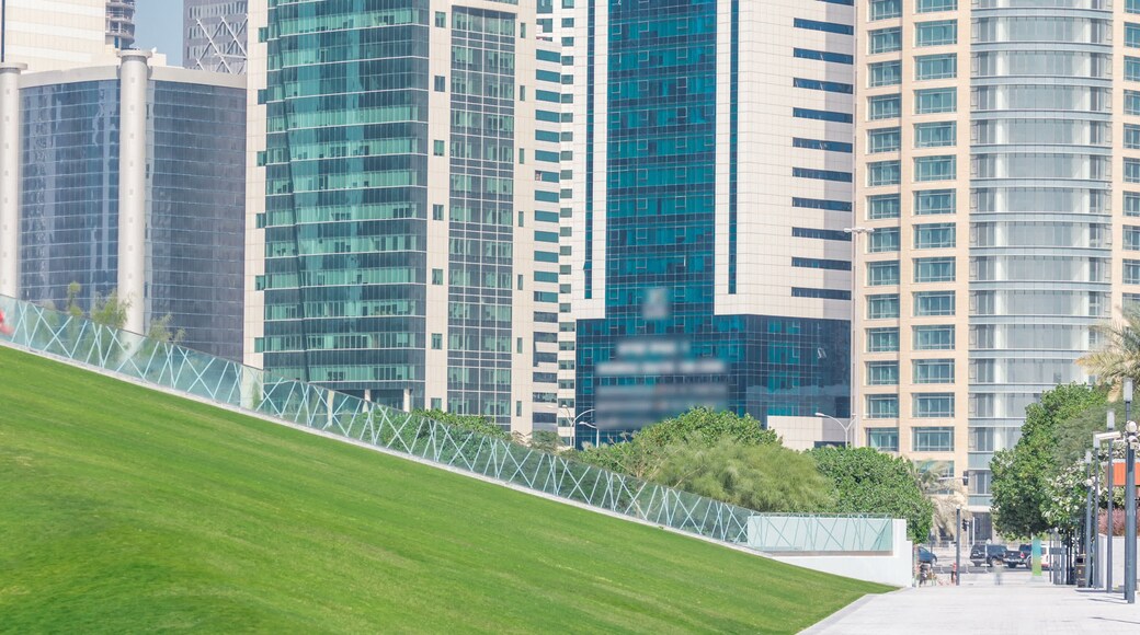 Hotel Park showing a park and a city