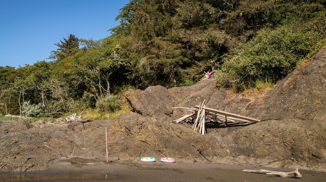 Waikiki Beach featuring rocky coastline