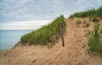 En sandstrand med et skilt, der står 'KEEP OFF DUNES'.