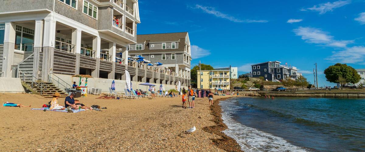 Pavilion Beach showing a sandy beach and a coastal town