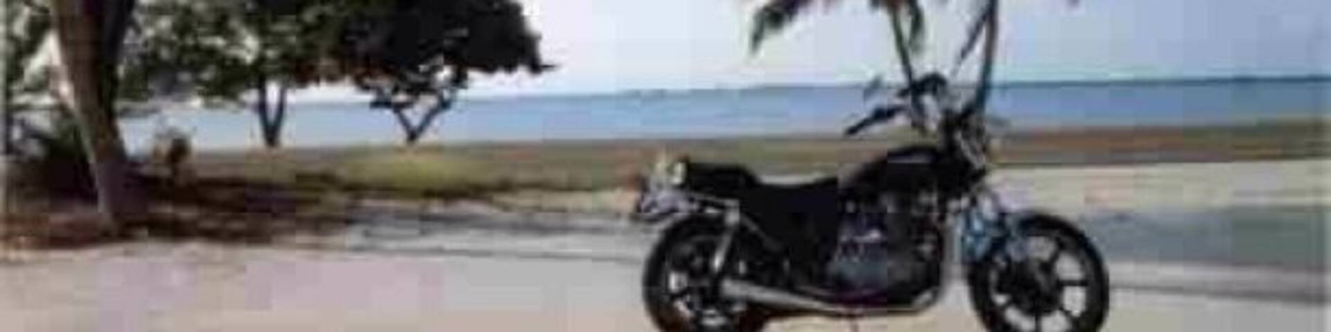 Stopped by the sea on a ride down the Overseas Highway from Miami to Key West.
The bike is a KZ750 lent to me by the guy living in the condo next door.
#TheKeys #florida #beach #kawasaki