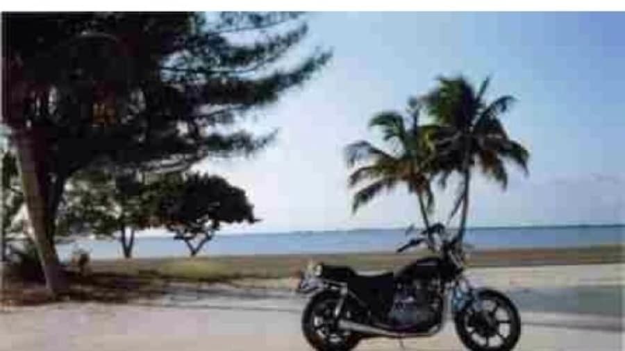 Stopped by the sea on a ride down the Overseas Highway from Miami to Key West.
The bike is a KZ750 lent to me by the guy living in the condo next door.
#TheKeys #florida #beach #kawasaki