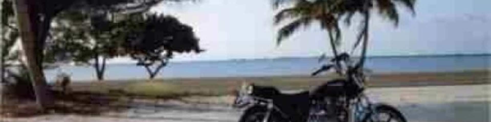 Stopped by the sea on a ride down the Overseas Highway from Miami to Key West.
The bike is a KZ750 lent to me by the guy living in the condo next door. 
#TheKeys #florida #beach #kawasaki