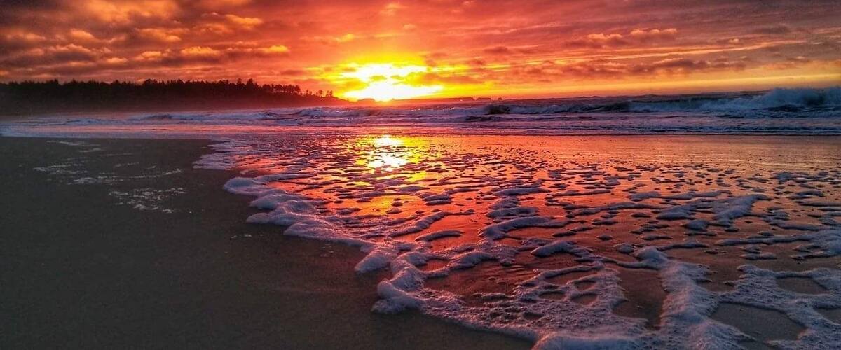 Amazing beautiful beach I go to often. Some big rock features to one end and on the other end there is a jetty but be careful in the park area near the jetty it is extremely bumpy