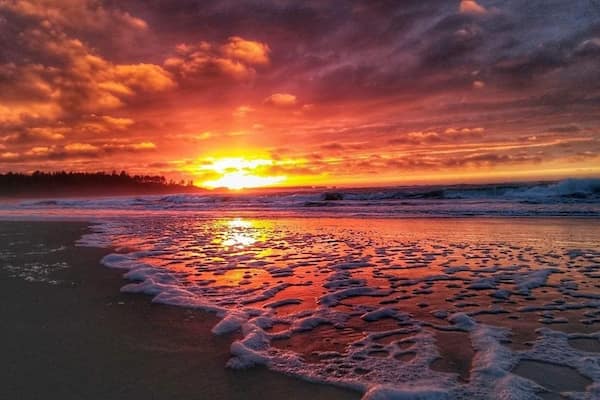 Amazing beautiful beach I go to often. Some big rock features to one end and on the other end there is a jetty but be careful in the park area near the jetty it is extremely bumpy