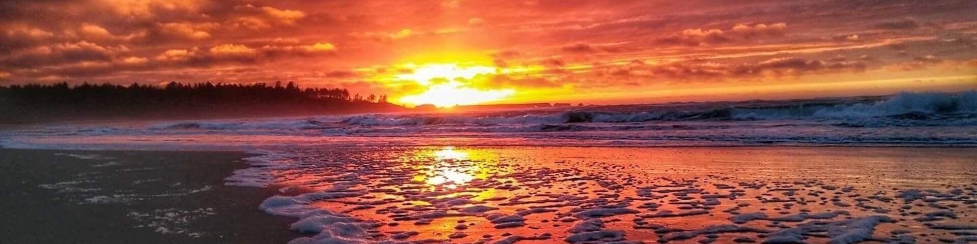 Amazing beautiful beach I go to often. Some big rock features to one end and on the other end there is a jetty but be careful in the park area near the jetty it is extremely bumpy