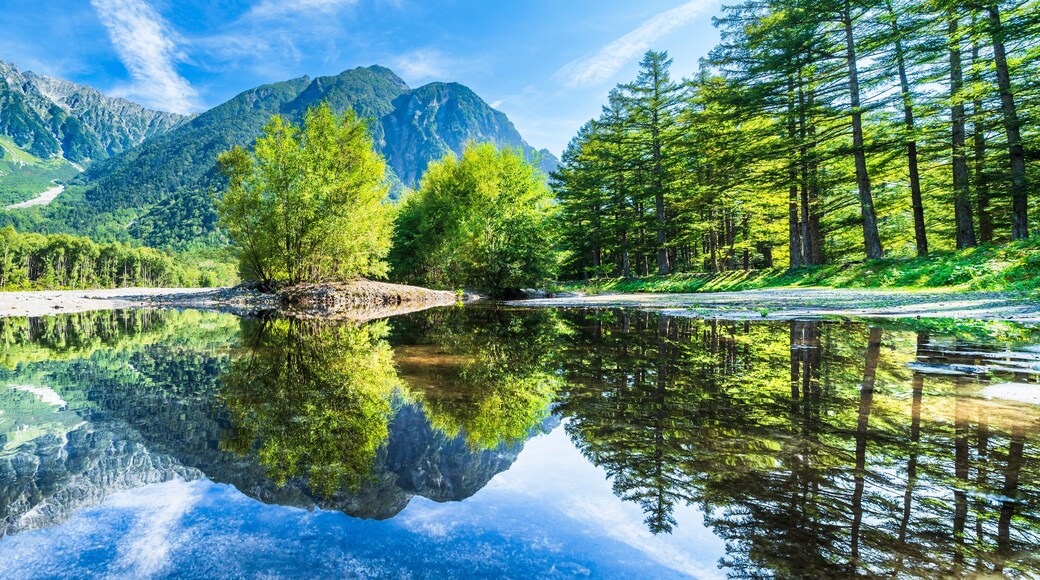 大自然広がる夏の上高地のパノラマビュー 梓川に映る新緑の穂高岳【長野県・松本市】
A panoramic view of the vast natural landscape of Kamikochi in summer. The fresh green of Mount Hotaka reflected in the Azusa River. - Nagano, Japan