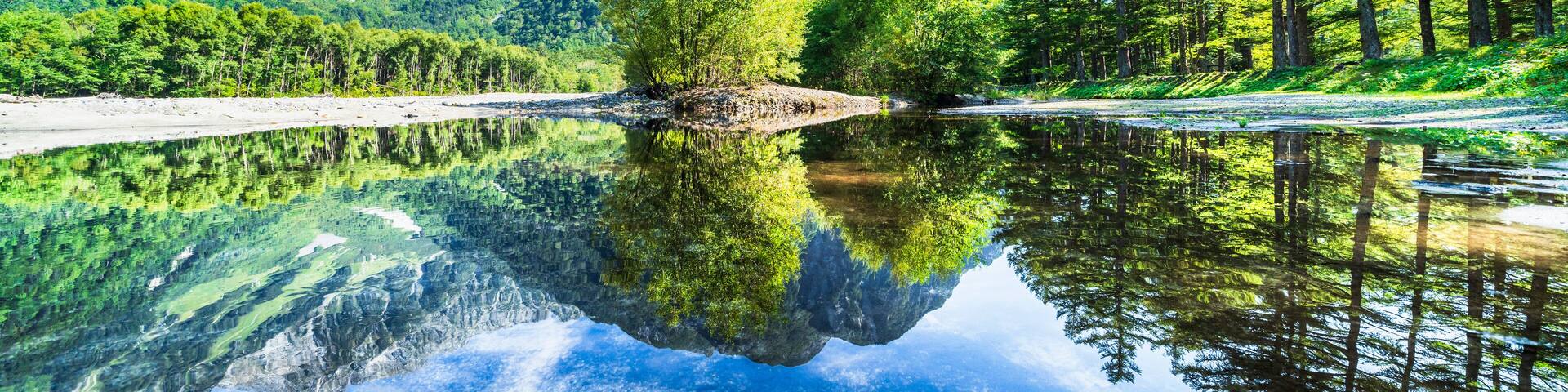 大自然広がる夏の上高地のパノラマビュー 梓川に映る新緑の穂高岳【長野県・松本市】
A panoramic view of the vast natural landscape of Kamikochi in summer. The fresh green of Mount Hotaka reflected in the Azusa River. - Nagano, Japan