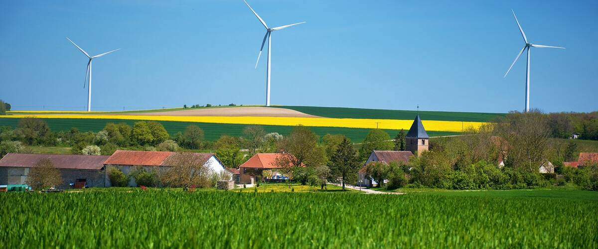 Windenergieanlage in einem Windpark mit Rapsfeld bei Clusy, Dorf in der Bourgogne, Panorama