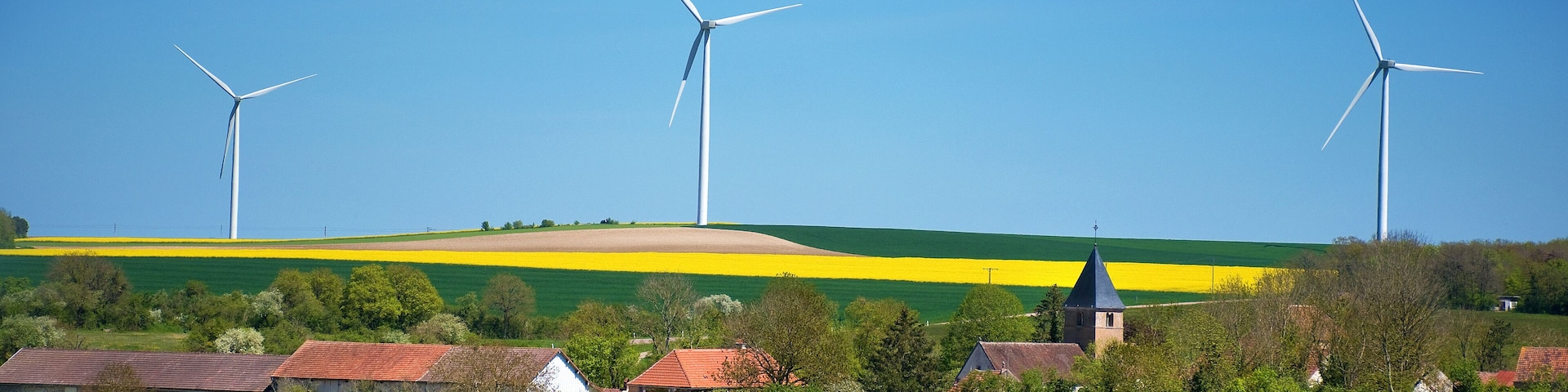 Windenergieanlage in einem Windpark mit Rapsfeld bei Clusy, Dorf in der Bourgogne, Panorama
