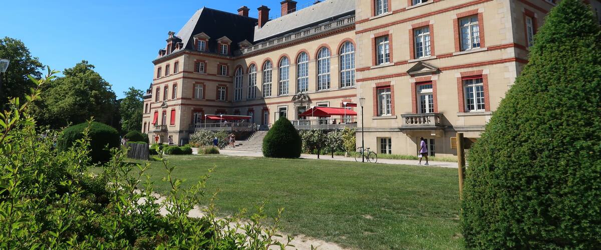 Cité universitaire / campus, façade de la Maison internationale de la Cité internationale universitaire de Paris (CIUP), vue du parc (France)