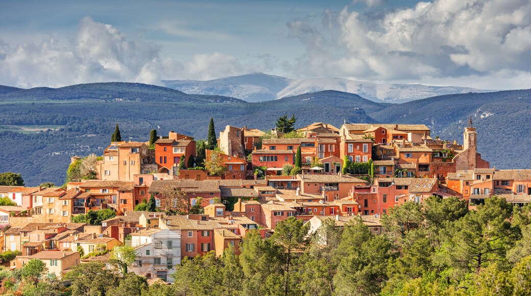 Roussillon village with Mount Ventoux in background, Vaucluse region, Provence, France