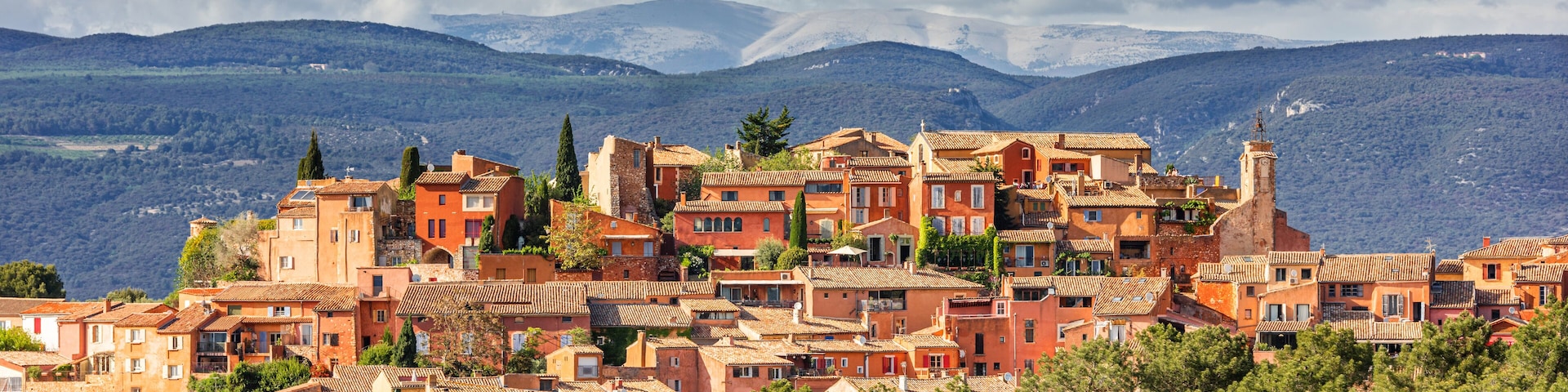 Roussillon village with Mount Ventoux in background, Vaucluse region, Provence, France