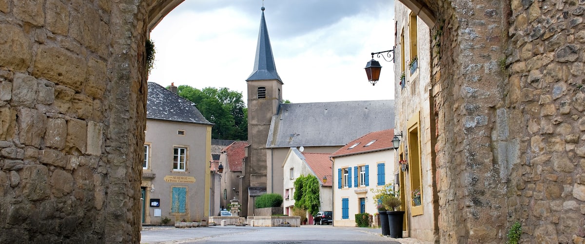 Stadttor "Porte de Sierck" mit Marktplatz in Rodemack, Frankreich