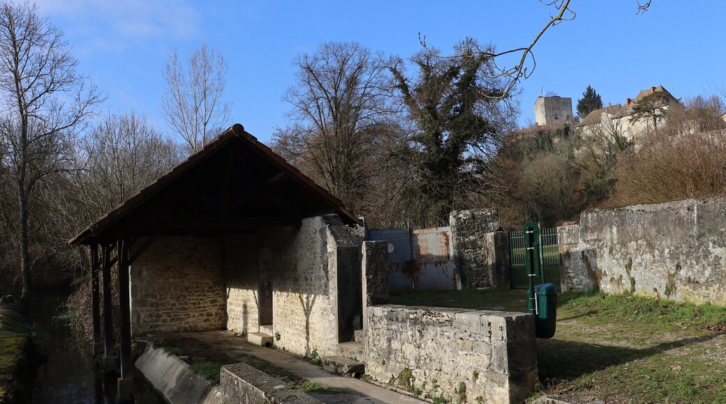 Ancien lavoir en pierre au bord de la rivière, village de Morestel, département de l'Isère, France