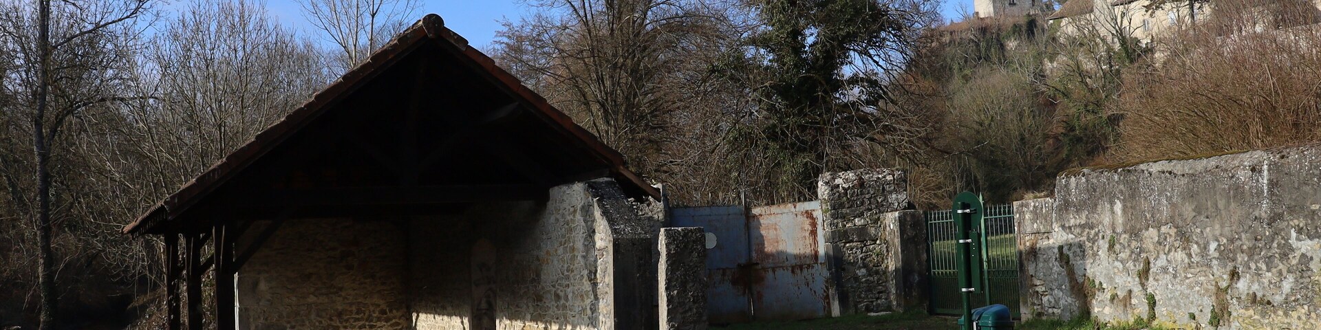 Ancien lavoir en pierre au bord de la rivière, village de Morestel, département de l'Isère, France