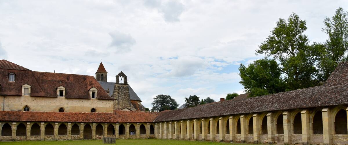 Le grand cloitre de l’ancienne Chartreuse Saint-Sauveur de Villefranche-de-Rouergue dans l’Aveyron