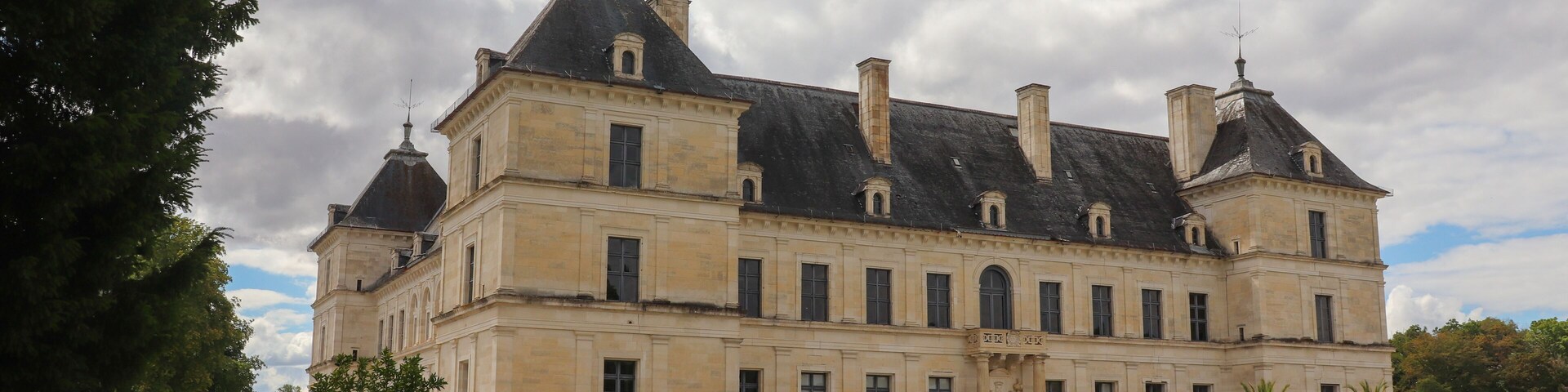 Bourgogne - Yonne - Ancy-le-Franc - Entrée principale du château