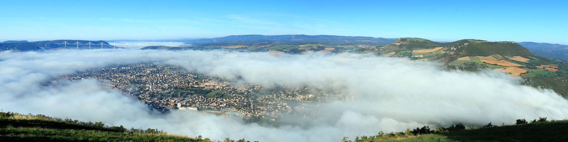 Vue aérienne de la ville de Millau en France. Brumes matinales sur le Tarn.